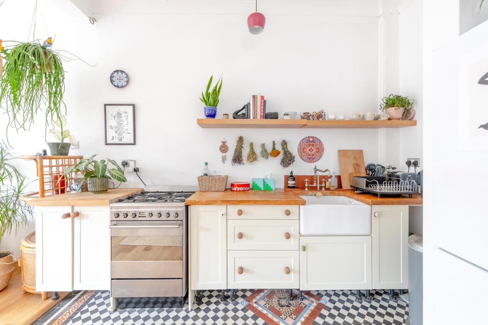 Modern Farmhouse-style 1bd Flat - Wood Apartment London