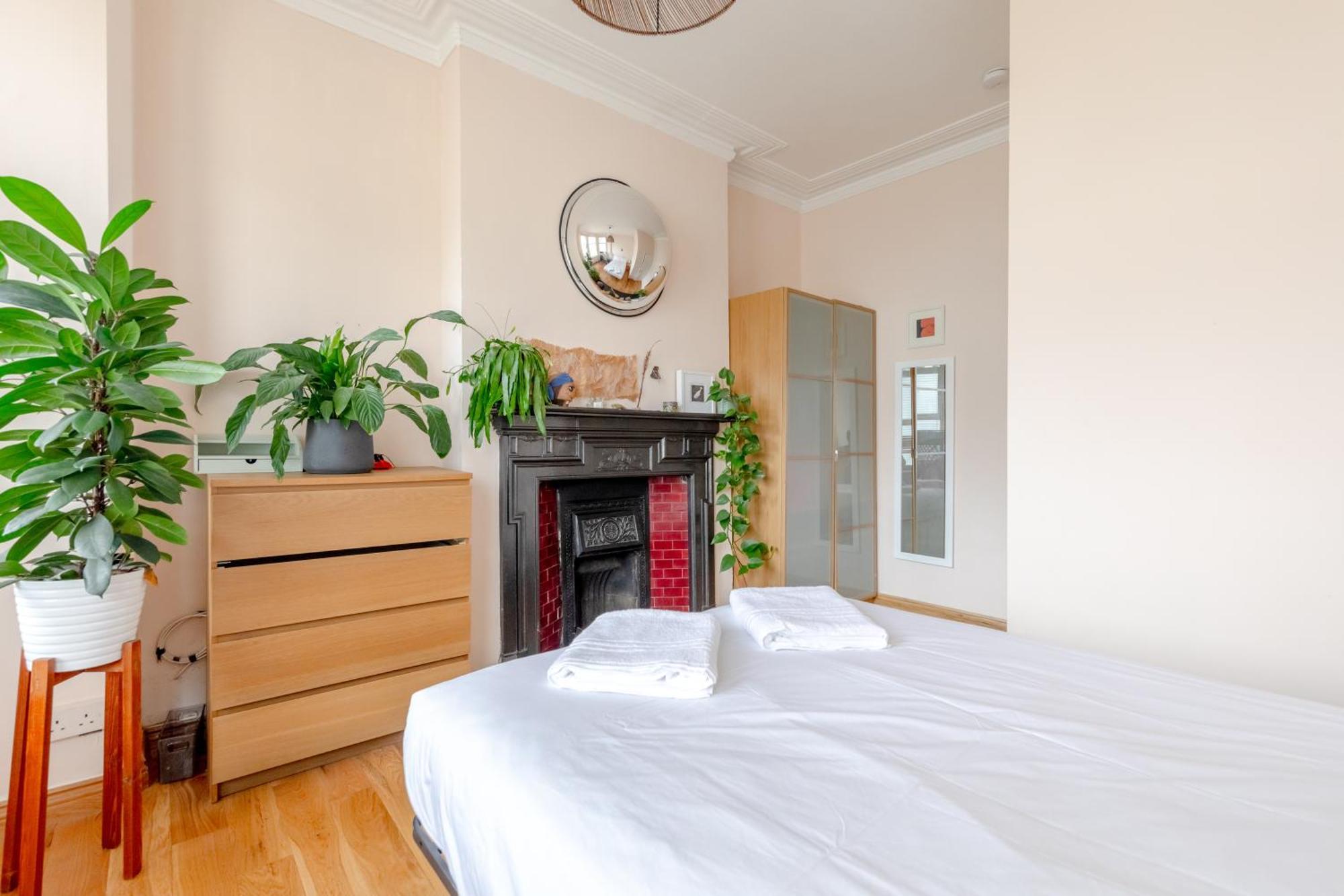 Apartment Modern Farmhouse-style 1bd Flat - Wood London