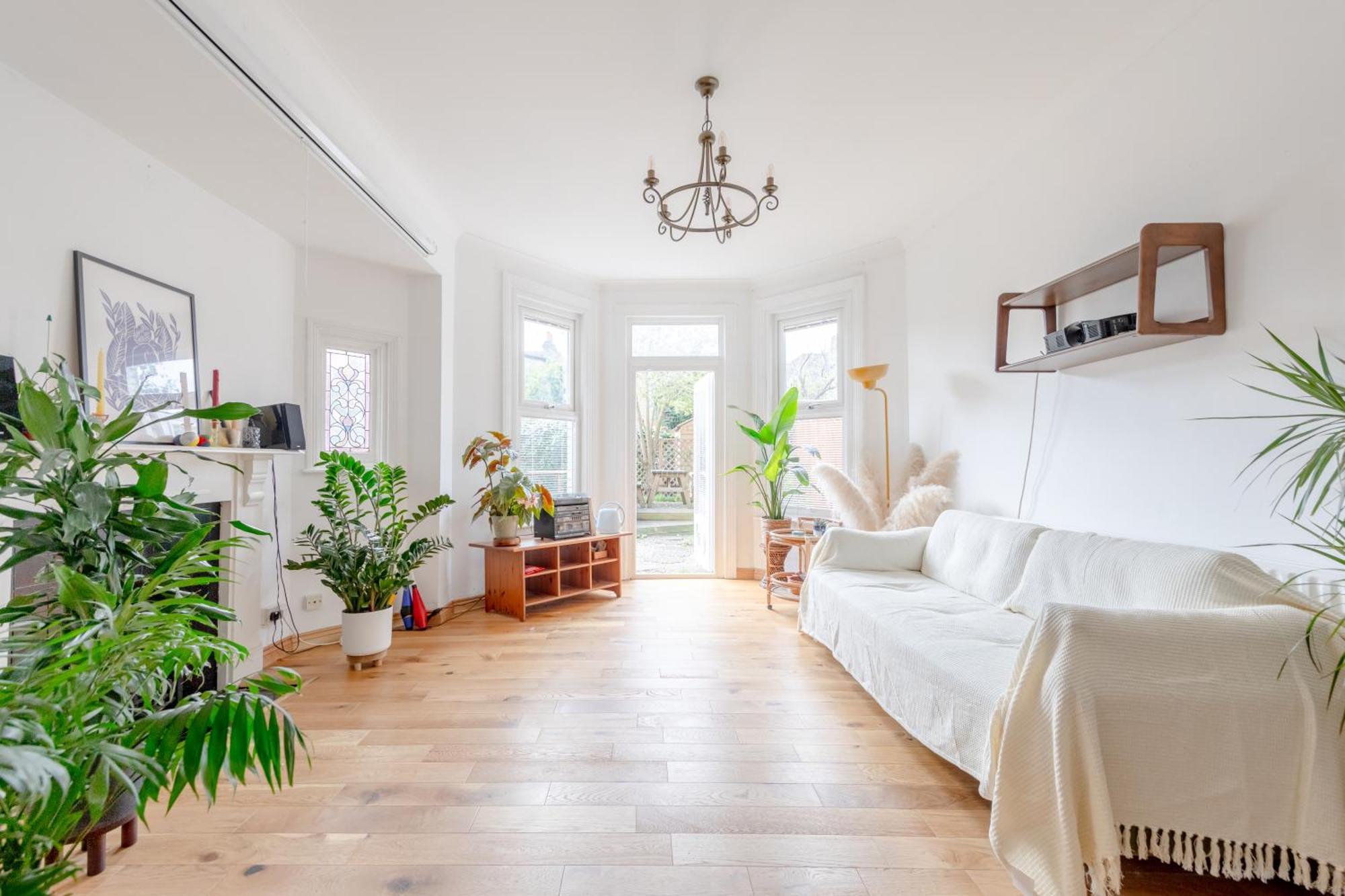 Modern Farmhouse-style 1bd Flat - Wood