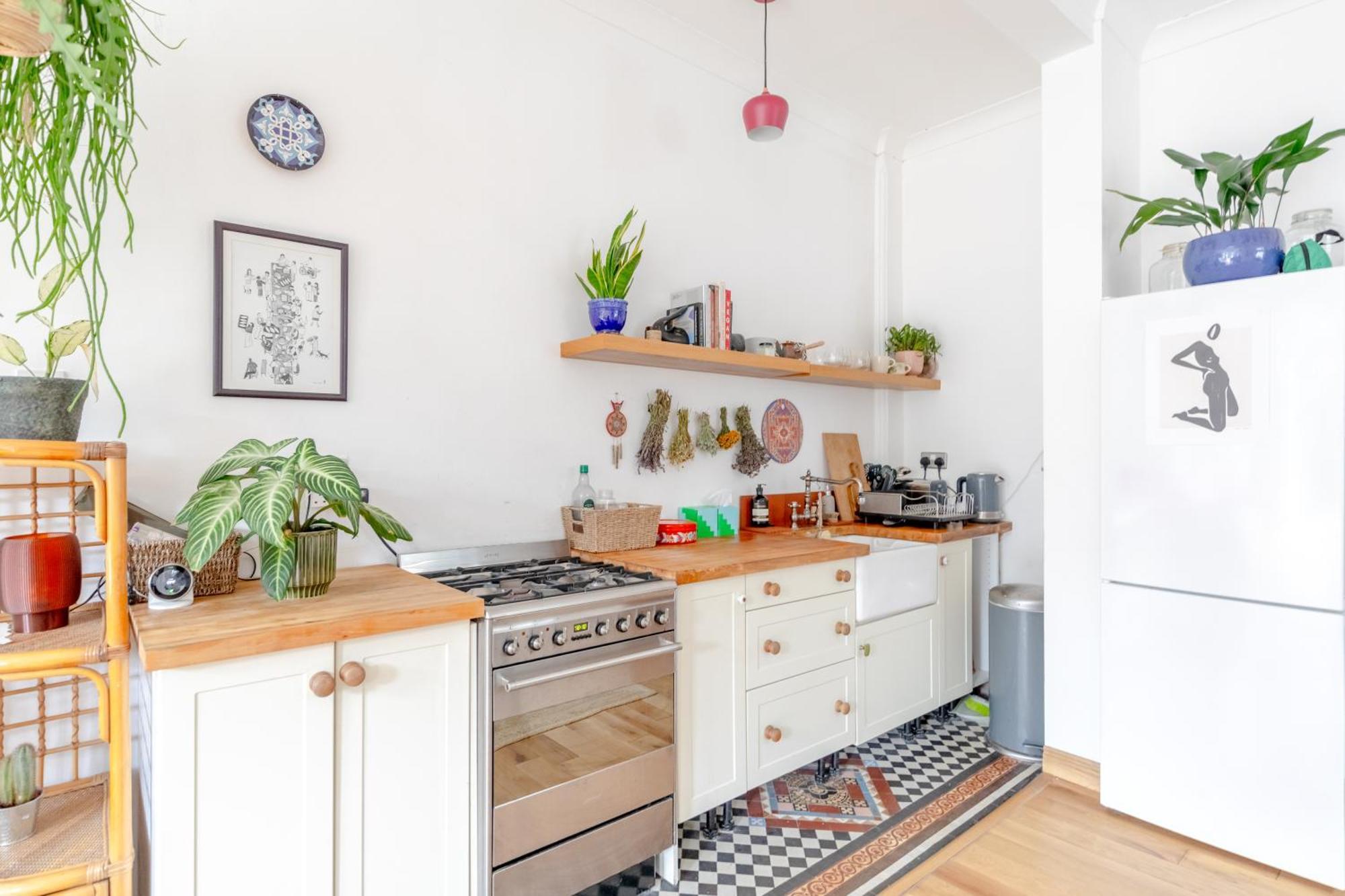 Modern Farmhouse-style 1bd Flat - Wood Apartment *