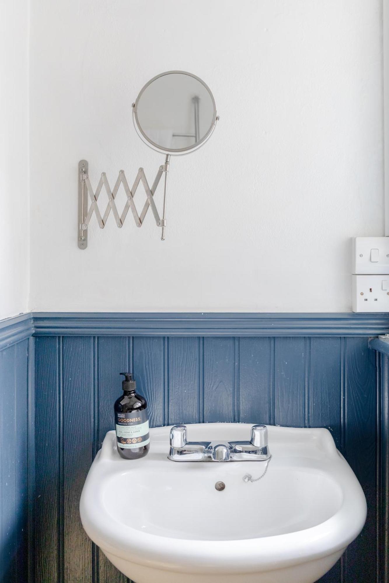 Modern Farmhouse-style 1bd Flat - Wood Apartment London