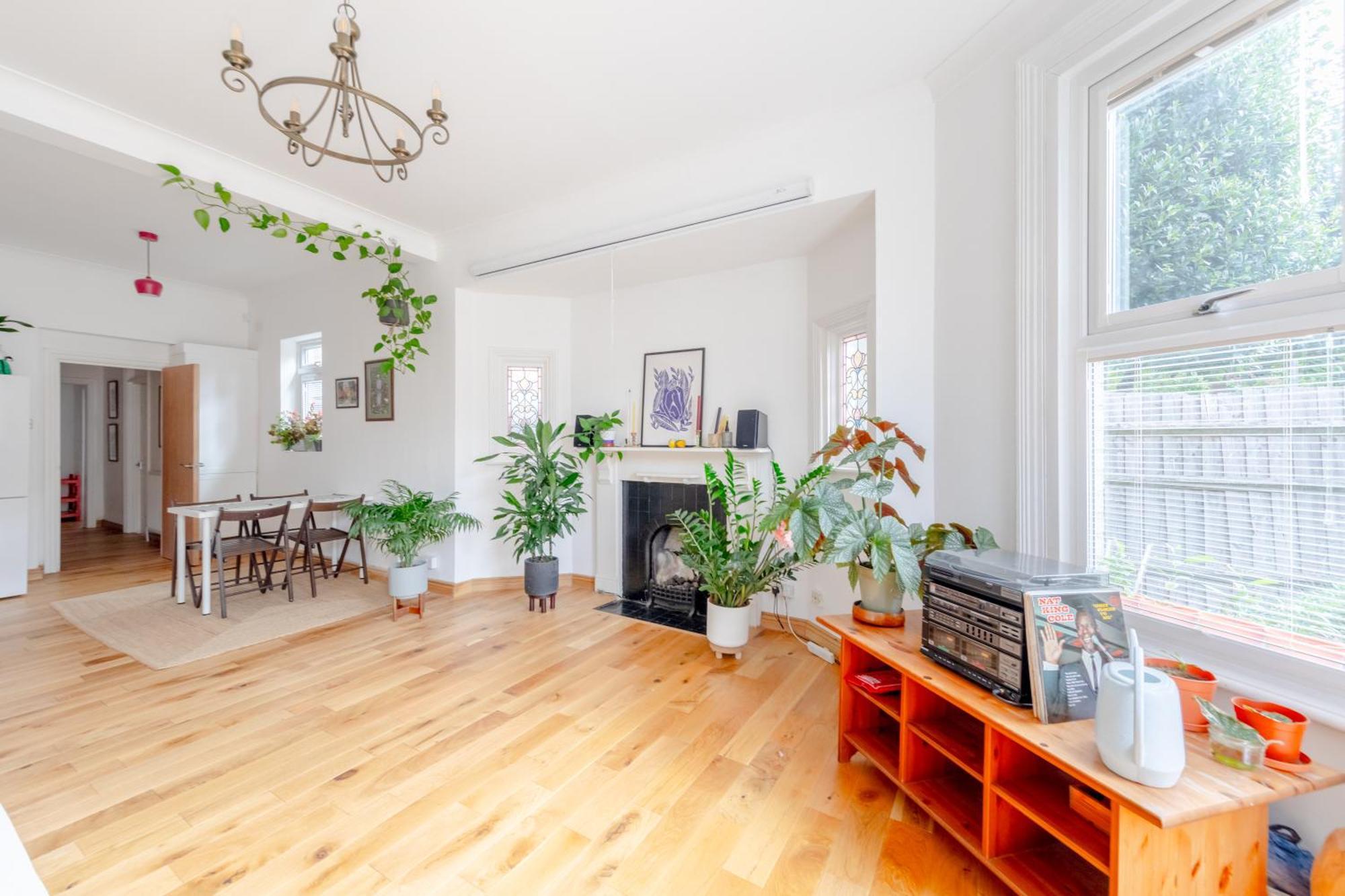 Modern Farmhouse-style 1bd Flat - Wood